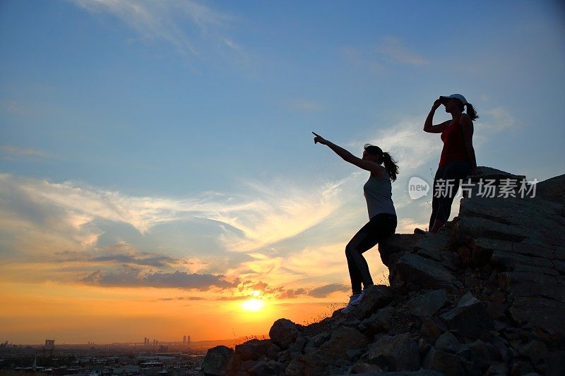 2 .这位登山者在山顶欣赏日出的景色